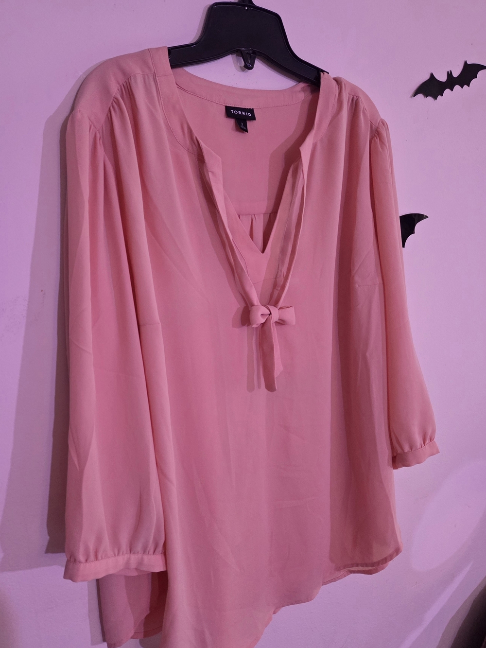 Torrid Salmon Colored Blouse V-Neck 3/4 Sleeve Bow Button Accents Size 2